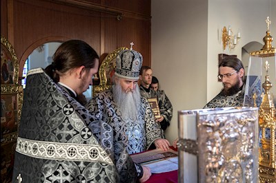 Литургия Преждеосвященных Даров на Архиерейском подворье – в храме в честь иконы Божией Матери «Утоли моя печали» г. Саратова