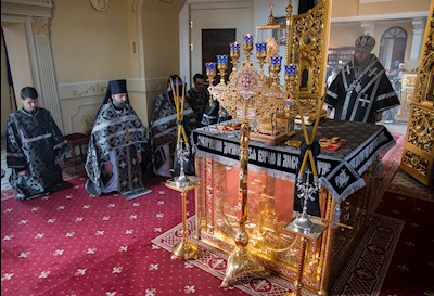Митрополит Игнатий совершил вечернюю Литургию Преждеосвященных Даров в храме во имя святого апостола и евангелиста Иоанна Богослова при Саратовской православной духовной семинарии