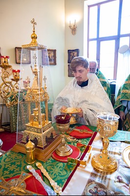 Митрополит Игнатий совершил Божественную литургию в храме преподобного Серафима Саровского г. Саратова