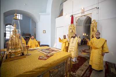 Митрополит Игнатий совершил Божественную литургию в храме Покрова Пресвятой Богородицы г. Петровска
