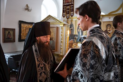 Митрополит Игнатий совершил великое повечерие с чтением Великого покаянного канона преподобного Андрея Критского в Спасо-Преображенском мужском монастыре г. Саратова