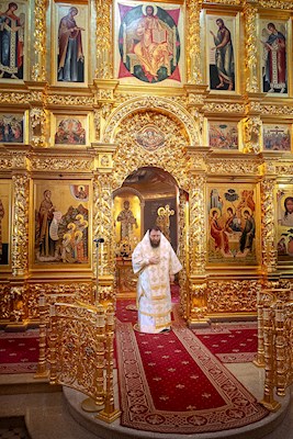 Митрополит Игнатий совершил Божественную литургию в Свято-Троицком кафедральном соборе Саратова