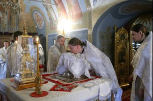 Митрополит Лонгин совершил Царские часы, Изобразительны, Великую вечерню и Крещальную литургию в Свято-Троицком кафедральном соборе Саратова