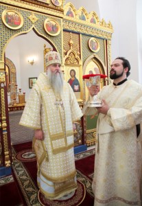 Божественная литургия в саратовском храме святителя Луки Исповедника, архиепископа Симферопольского