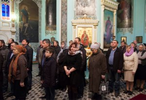 Архиепископ Элистинский и Калмыцкий Юстиниан совершил Божественную литургию и панихиду в Духосошественском храме г. Саратова