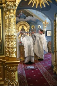 Крещальная литургия в Свято-Троицком соборе Саратова
