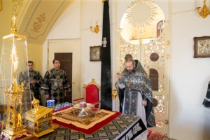 Литургия Преждеосвященных Даров на Архиерейском подворье — в храме святого апостола и евангелиста Иоанна Богослова