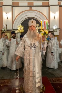 Митрополит Лонгин совершил пасхальное богослужение