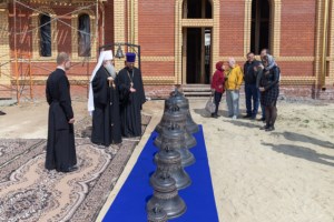 Митрополит Лонгин освятил колокола Свято-Никольского храма села Октябрьский Городок