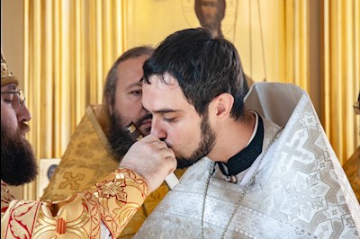 Божественная литургия на Архиерейском подворье — в храме во имя святого апостола и евангелиста Иоанна Богослова при СПДС