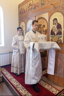 Божественная литургия в храме во имя святого праведного Лазаря Четверодневного на Новоелшанском кладбище г. Саратова