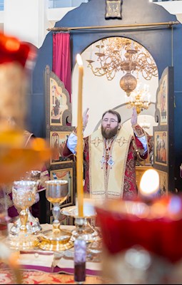 Митрополит Игнатий совершил Божественную литургию в Петропавловском храме Саратова