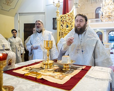 Митрополит Игнатий совершил Божественную литургию на Архиерейском подворье — в храме во имя святого апостола и евангелиста Иоанна Богослова при СПДС