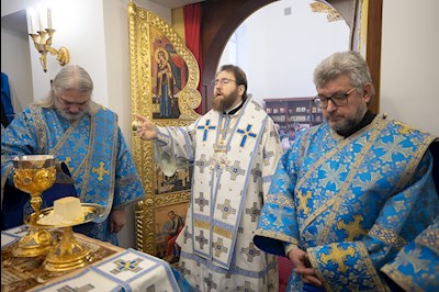 Митрополит Игнатий совершил Божественную литургию во Введенском храме Саратова