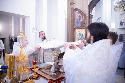 Митрополит Игнатий совершил Божественную литургию и чин Великого освящения воды в храме святителя Тихона, епископа Воронежского, Задонского чудотворца, г. Саратова