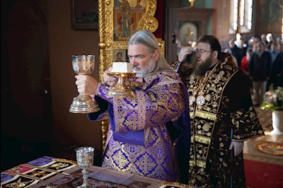 Митрополит Игнатий совершил Божественную литургию в Крестовоздвиженском храме г. Хвалынска