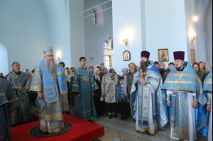 Божественная литургия в храме в честь Покрова Пресвятой Богородицы города Петровска