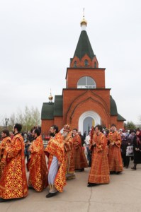 Божественная литургия и панихида в Свято-Никольском храме на Елшанском кладбище Саратова