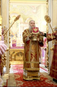 В Великий Четверг Митрополит Лонгин совершил Литургию Василия Великого и Чин умовения ног