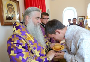 Божественная литургия в храме во имя святителей Василия Великого, Григория Богослова, Иоанна Златоуста г. Саратова