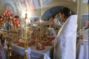 Митрополит Лонгин совершил Царские часы, Изобразительны, Великую вечерню и Крещальную литургию в Свято-Троицком кафедральном соборе Саратова