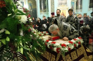 Митрополит Лонгин совершил утреню с Чином погребения
