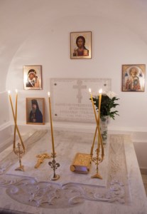 Архиепископ Элистинский и Калмыцкий Юстиниан совершил Божественную литургию и панихиду в Духосошественском храме г. Саратова