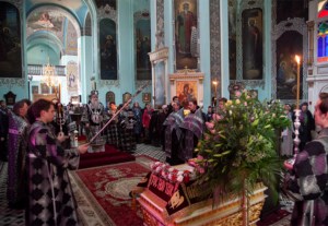 Вечерня с выносом Плащаницы Спасителя в храме в честь Сошествия Святого Духа города Саратова