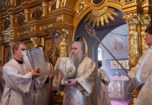 Божественная литургия и крещение оглашенных в Свято-Троицком кафедральном соборе Саратова