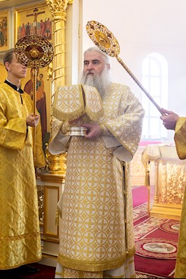 Божественная литургия в храме святых Царственных страстотерпцев п. Дубки Саратовского района