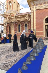 Митрополит Лонгин освятил колокола Свято-Никольского храма села Октябрьский Городок