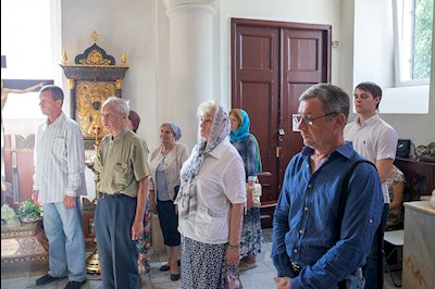 Божественная литургия на Архиерейском подворье — в храме в честь иконы Божией Матери «Утоли моя печали» г. Саратова