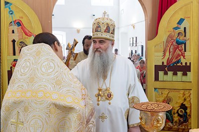Божественная литургия в храме во имя святителя Митрофана, епископа Воронежского, г.Саратова