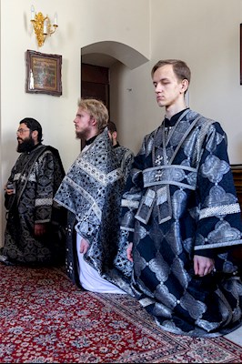 Литургия Преждеосвященных Даров на Архиерейском подворье — в храме в честь иконы Божией Матери «Утоли моя печали» г. Саратова