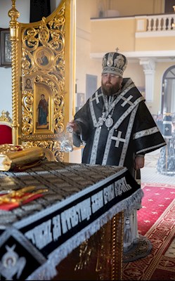 Митрополит Игнатий совершил вечернюю Литургию Преждеосвященных Даров в храме во имя святого апостола и евангелиста Иоанна Богослова при Саратовской православной духовной семинарии