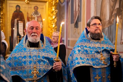 Митрополит Игнатий совершил вечернее богослужение с чтением акафиста Пресвятой Богородице в Свято-Троицком кафедральном соборе г. Саратова