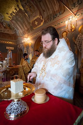 Митрополит Игнатий совершил Божественную литургию в Свято-Троицком кафедральном соборе Саратова