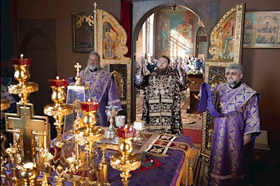 Митрополит Игнатий совершил Божественную литургию в Крестовоздвиженском храме г. Хвалынска