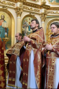 В Великий Четверг Митрополит Лонгин совершил Литургию Василия Великого и Чин умовения ног