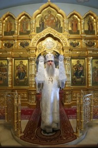 Митрополит Лонгин совершил Царские часы, Изобразительны, Великую вечерню и Крещальную литургию в Свято-Троицком кафедральном соборе Саратова