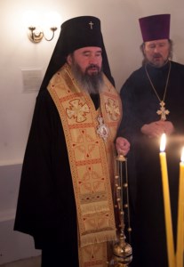 Архиепископ Элистинский и Калмыцкий Юстиниан совершил Божественную литургию и панихиду в Духосошественском храме г. Саратова