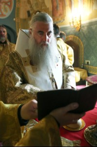 Митрополит Лонгин и Епископ Пахомий совершили Божественную литургию в Троицком соборе и молебен перед главной святыней Саратовской земли — образом Спаса Нерукотворного