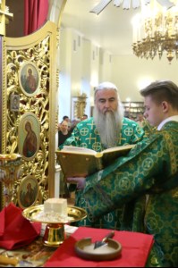 Божественная литургия на Архиерейском подворье — храме во имя преподобного Серафима Саровского г.Саратова