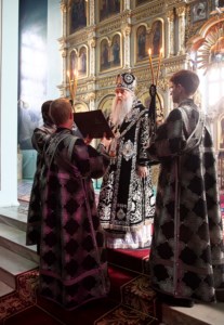 Вечерня с выносом Плащаницы Спасителя в храме в честь Сошествия Святого Духа города Саратова