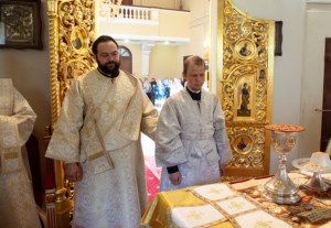 Божественная литургия на Архиерейском подворье — храме во имя святого апостола и евангелиста Иоанна Богослова при СПДС