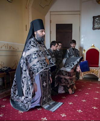 Митрополит Игнатий совершил вечернюю Литургию Преждеосвященных Даров в храме во имя святого апостола и евангелиста Иоанна Богослова при Саратовской православной духовной семинарии