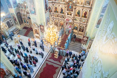 Митрополит Саратовский и Вольский Игнатий совершил вечерню в соединении с Литургией Иоанна Златоуста в Покровском соборе г. Саратова