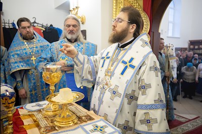Митрополит Игнатий совершил Божественную литургию во Введенском храме Саратова