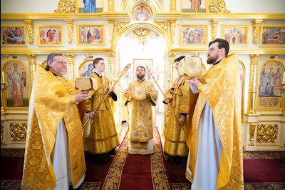 Митрополит Игнатий совершил Божественную литургию в храме святителей Василия Великого, Григория Богослова и Иоанна Златоустого г. Саратова