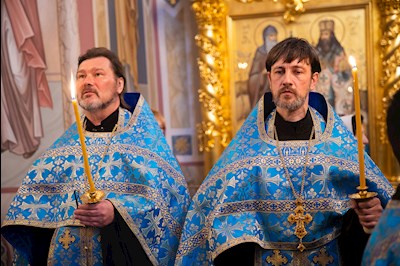 Митрополит Игнатий совершил вечернее богослужение с чтением акафиста Пресвятой Богородице в Свято-Троицком кафедральном соборе г. Саратова